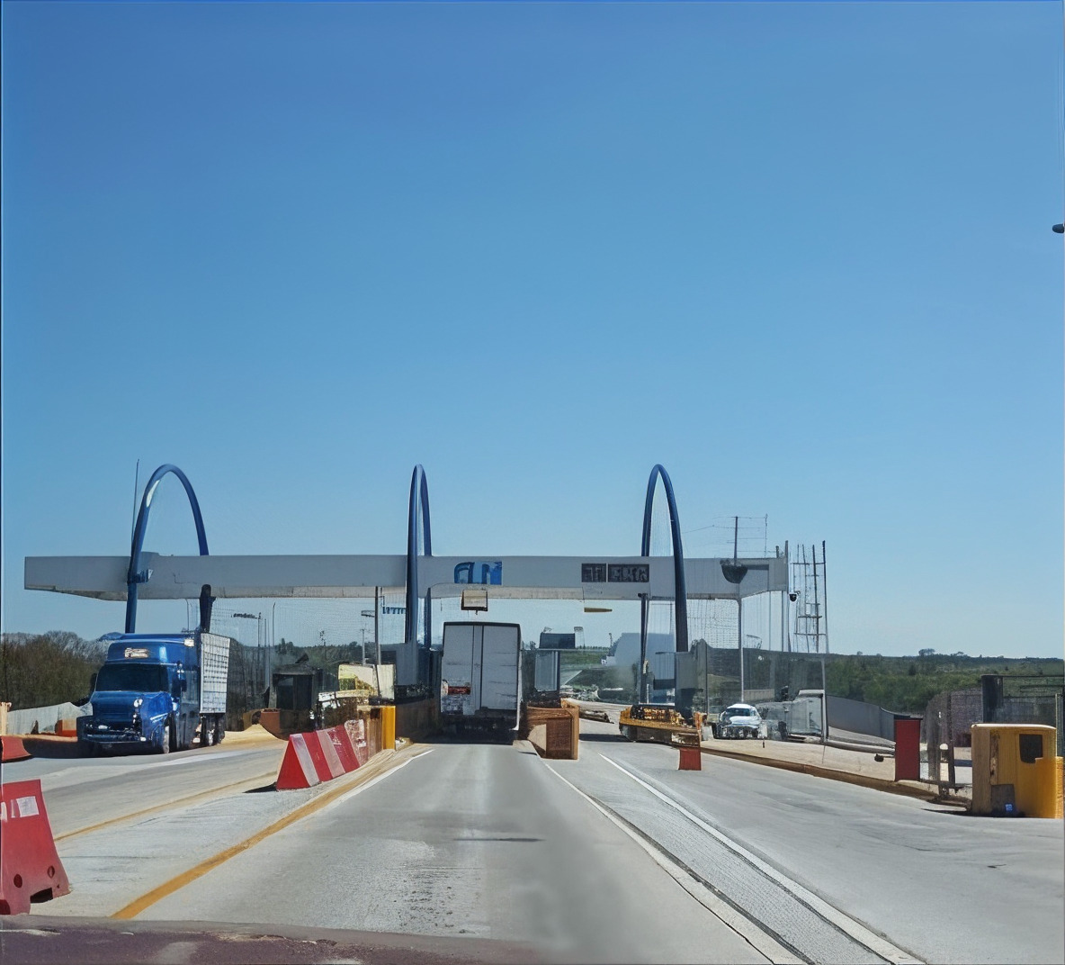 Caseta de peaje y 7 pasos inferiores vehiculares