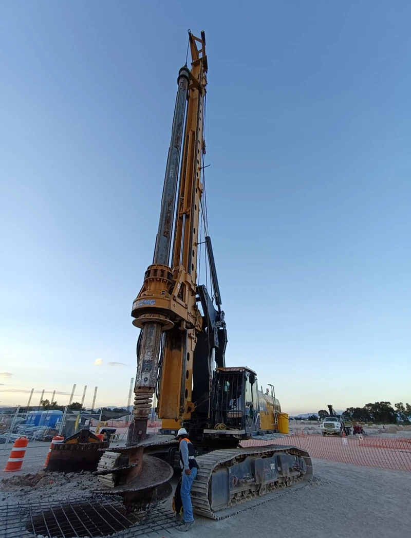 Pilas troncocónicas para CFE · Celaya · perforadora y equipo de trabajo junto al punto de cimentación